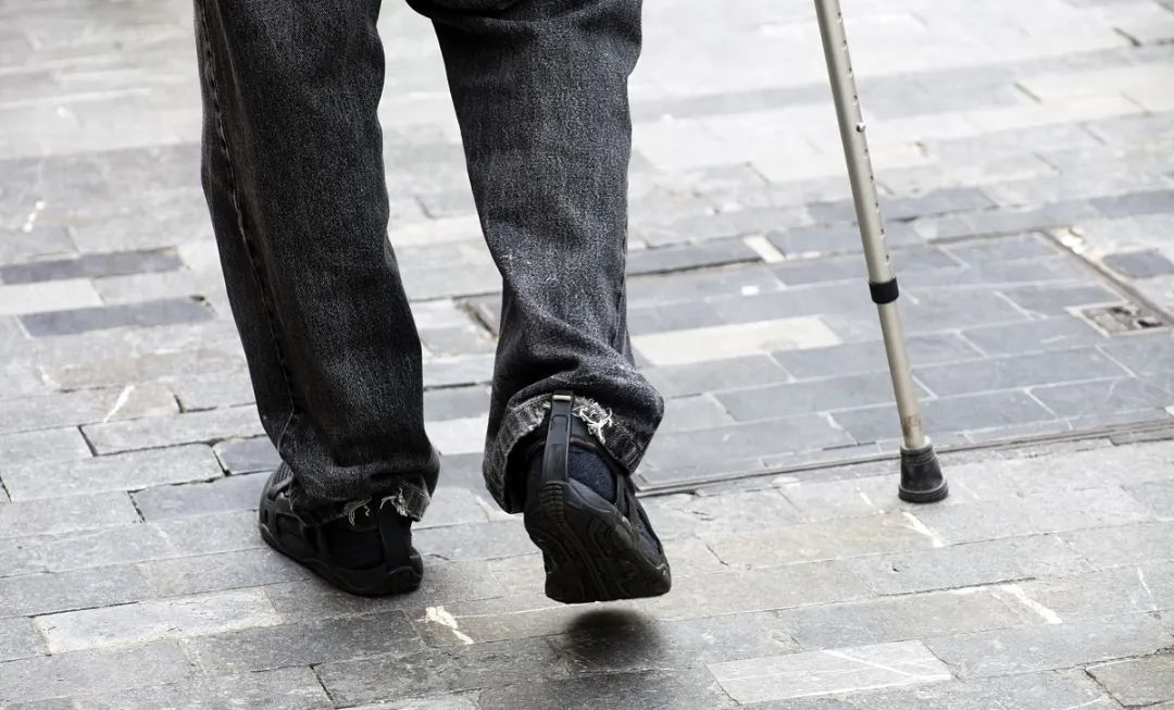 帕金森病患者的"行动步态",竟能有这么多问题!_行走_姿势_情况