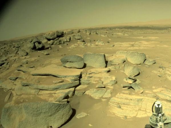 这是真实拍摄的火星表面,好奇号在这里发现了很多奇怪