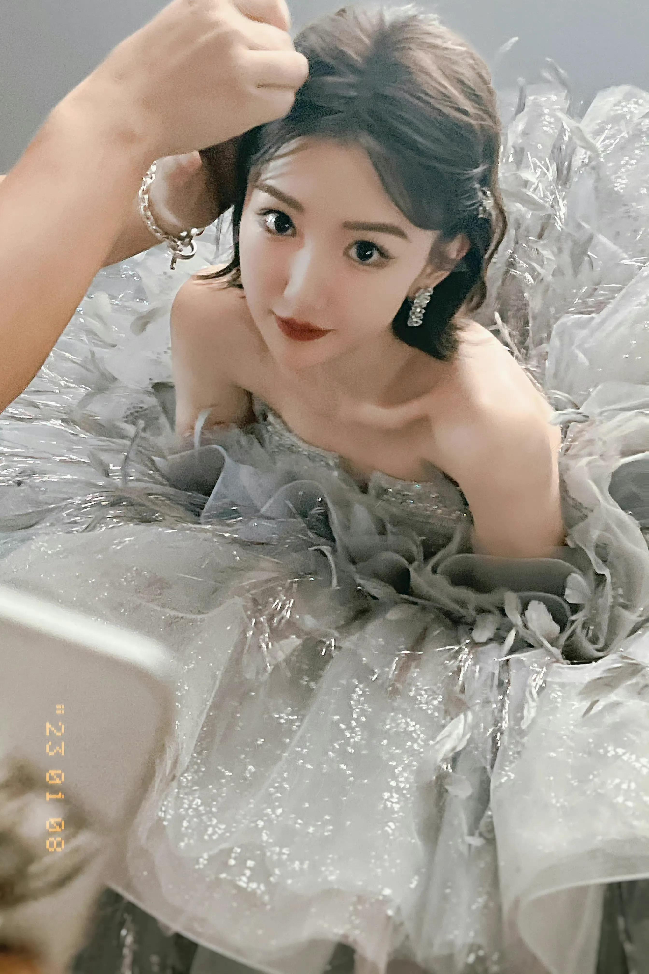 毛晓彤银色羽毛梦幻蓬蓬裙红毯造型,漂亮精致得像银河里的小仙女_玫瑰