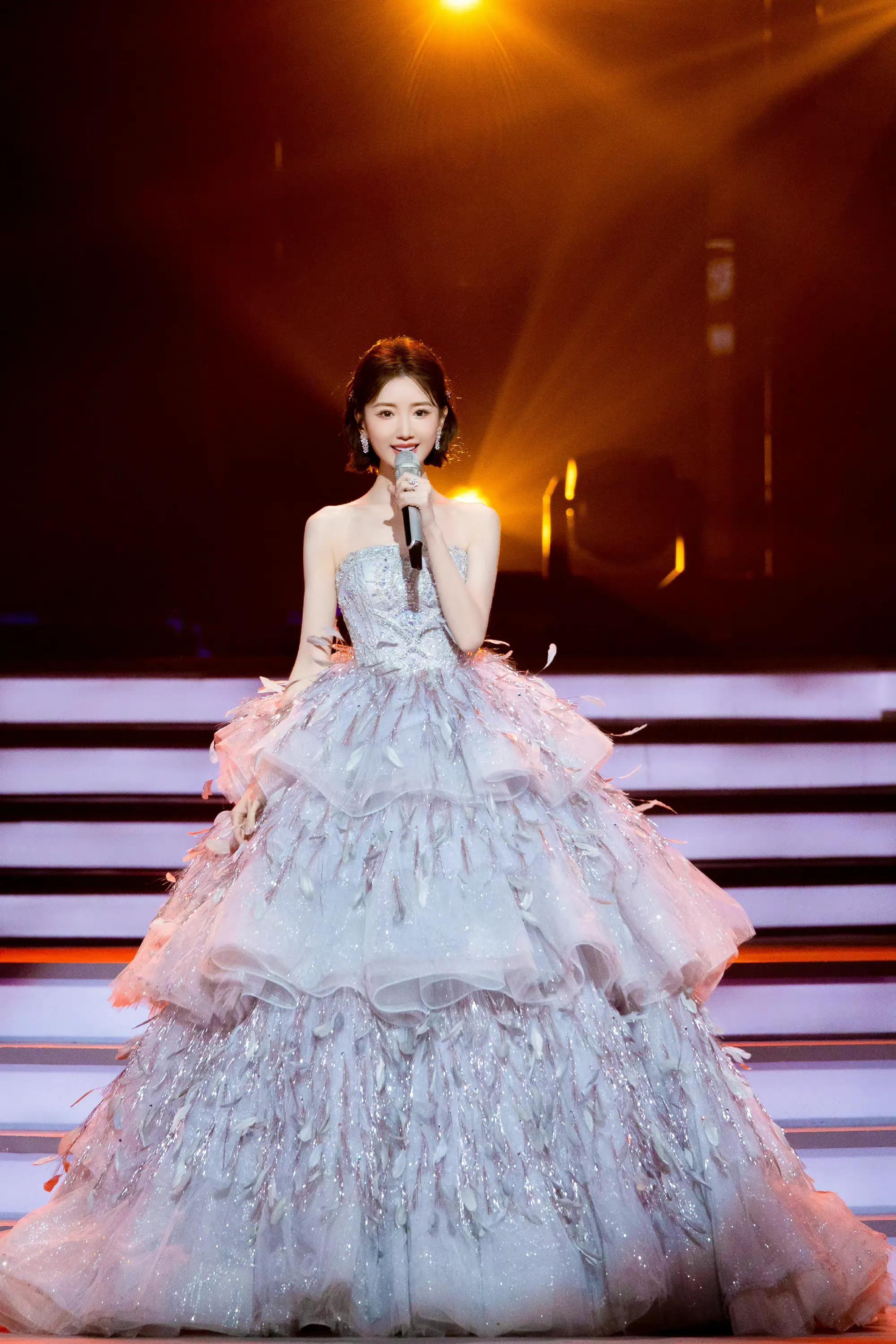 毛晓彤银色羽毛梦幻蓬蓬裙红毯造型,漂亮精致得像银河里的小仙女_玫瑰