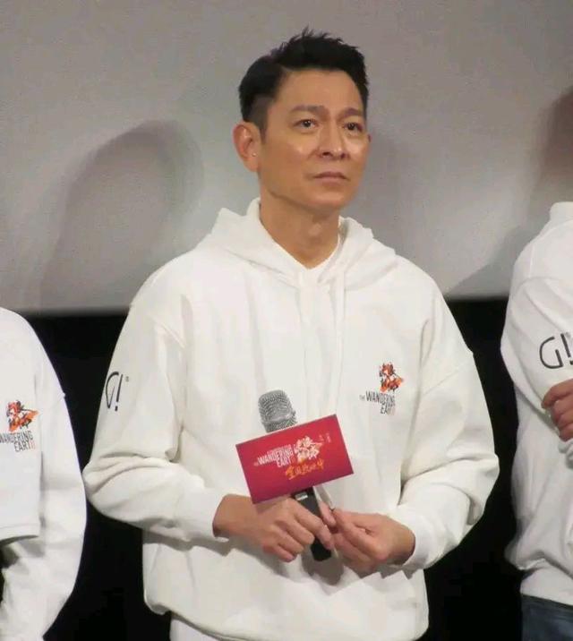 吴京刘德华现身广州 低调地与粉丝互动,毫无明星架子,超级接地气.
