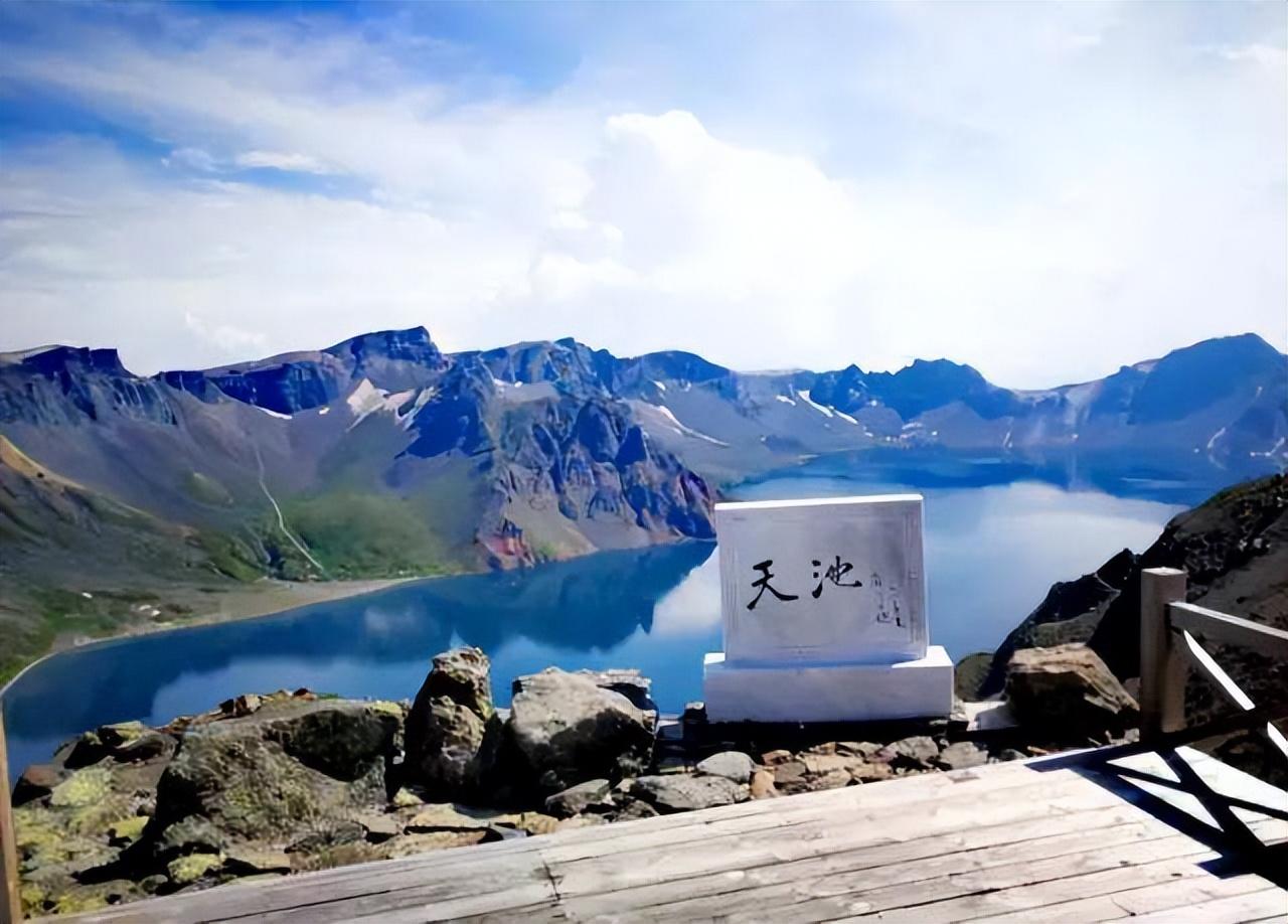 长白山天池怪兽之谜,有人说是恐龙和巨龟,专家说:还得继续研究_石头