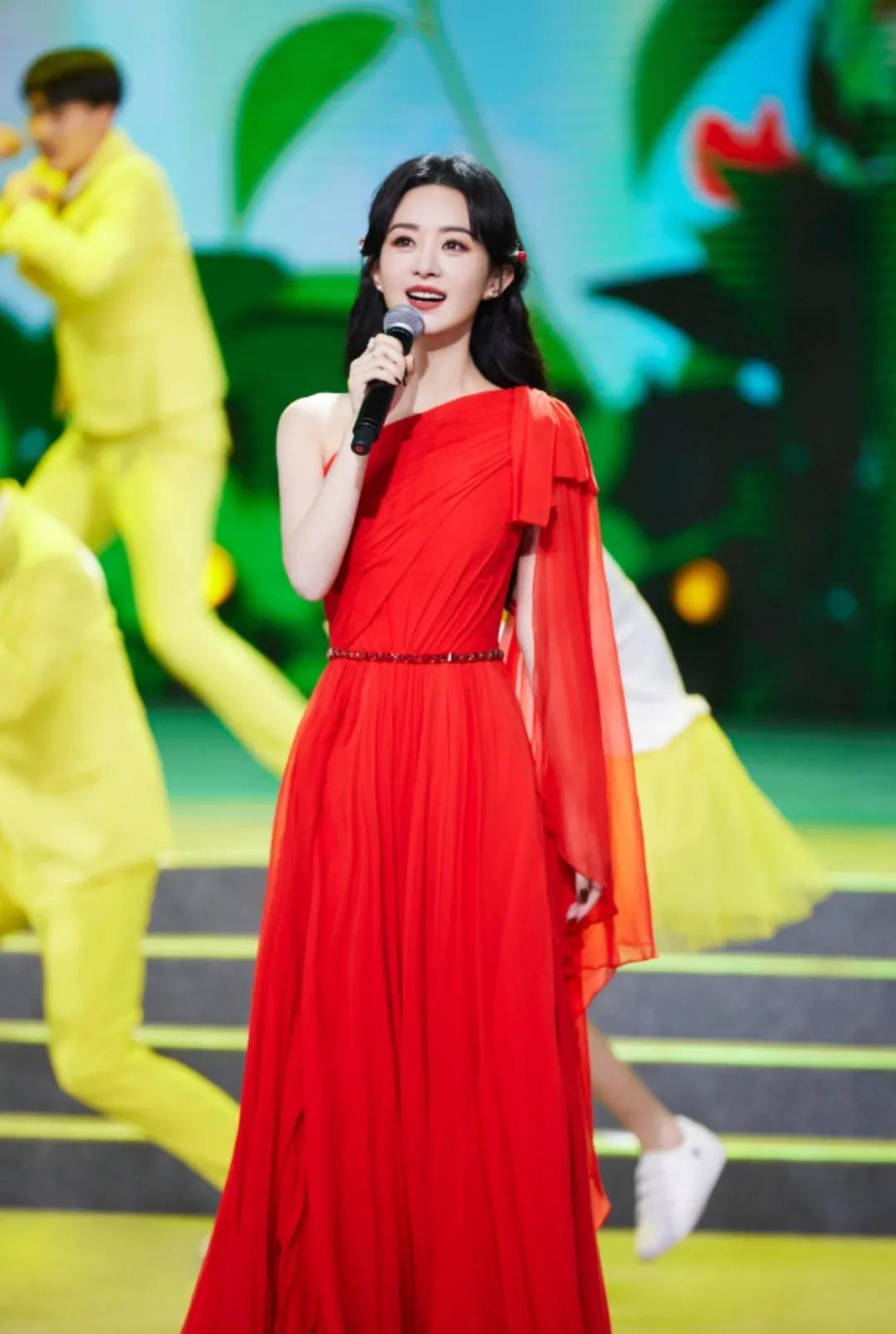 这件红色礼服,红色有利于提高整个人的气质和气色,赵丽颖的这条红色礼