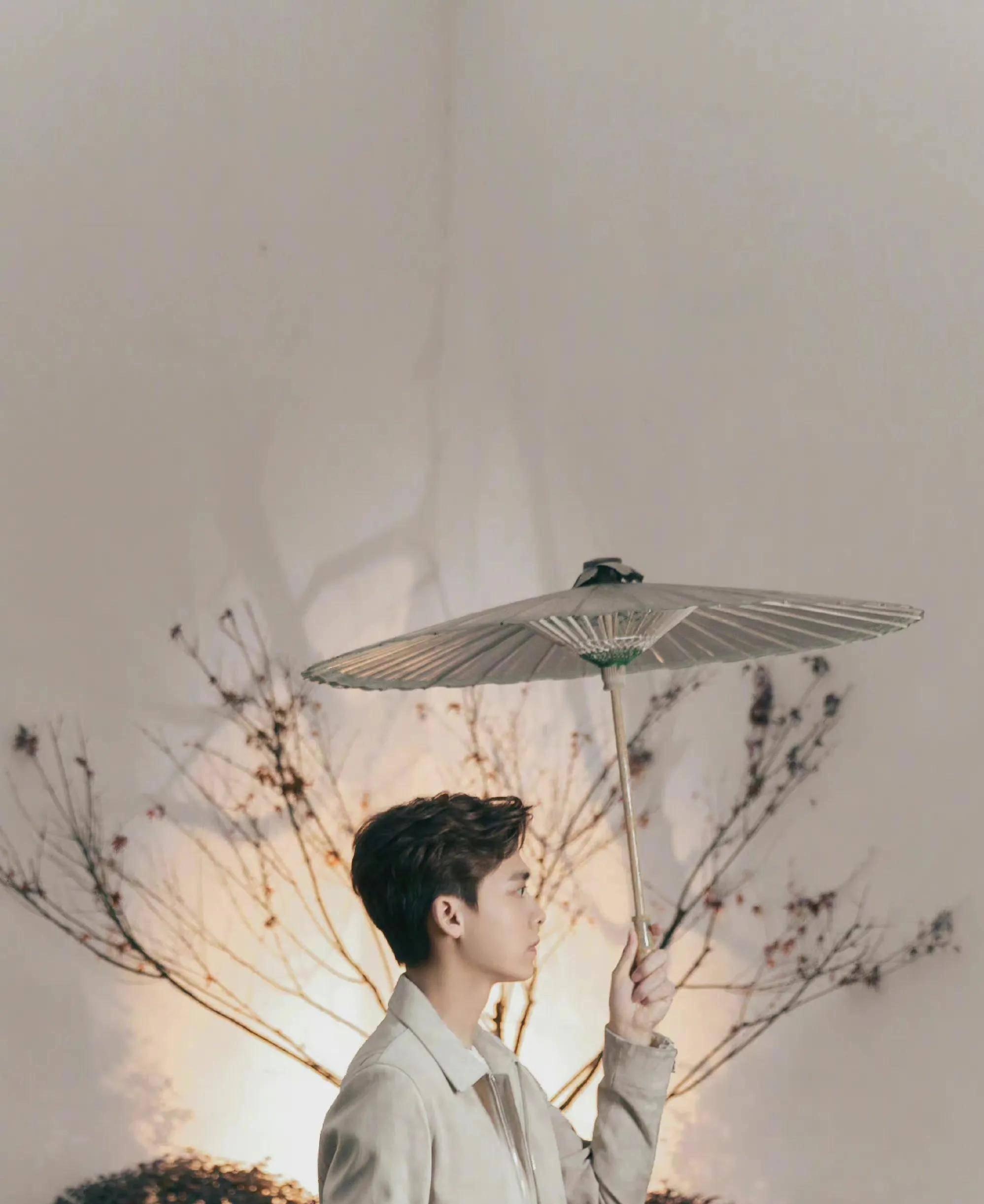 男明星撑伞照盘点,颜值氛围皆拉满,你最pick谁_感觉_什么_时候
