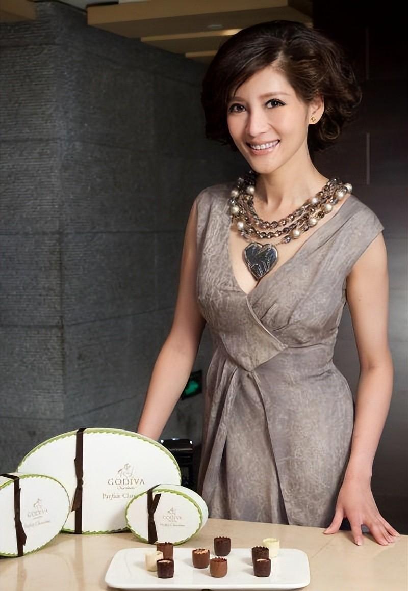 45岁的沈星晒照,看上去状态满分,网友:一直这么单身,挺可惜的_生活