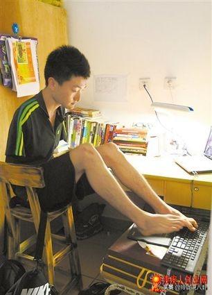 "无臂学霸"杨孟衡:6岁失去双臂,父母残忍地不喂一口饭吃_孩子_生活_小