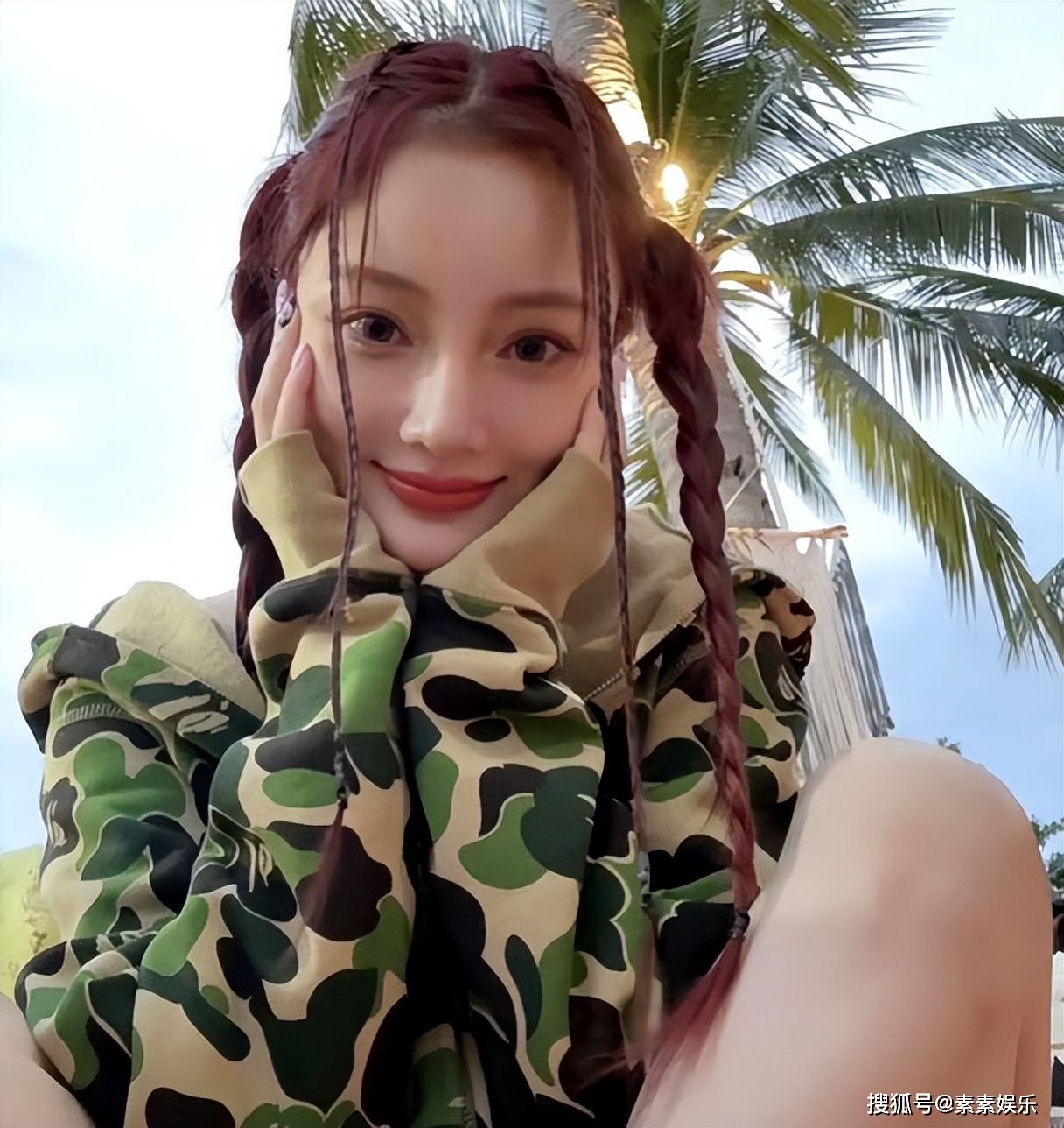 10岁甜馨在三亚游玩,站在游艇上自拍,李小璐扎辫子俏皮又年轻_妈妈_小