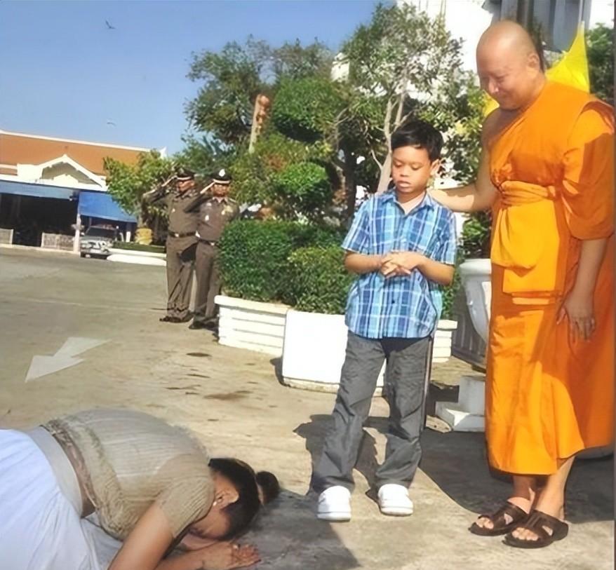 西拉米离开泰国王室是大多数人不愿意看到的结局,表面上来看是因为