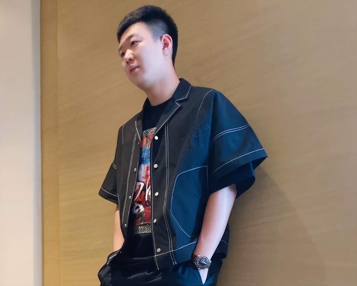 网红小白龙在酒吧被粉丝偷拍,开播强行解释_直播_平台_视频