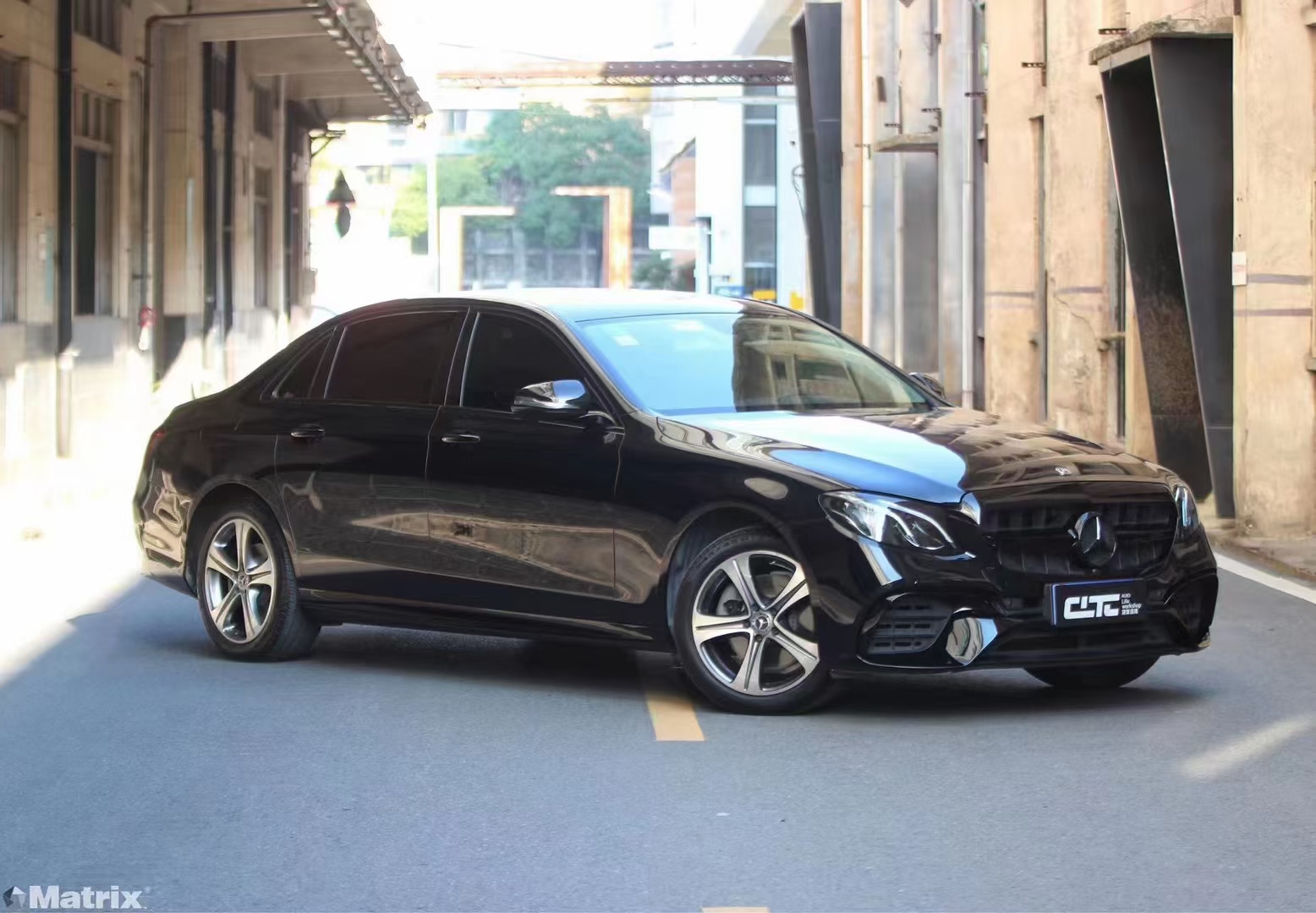 出现在聚光灯下的黑武士.绝对纯粹的黑色,#md251超级亮黑#奔驰e级