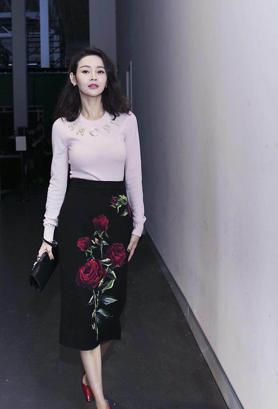 于明加现身海南,穿短裤秀白皙美腿,14岁女儿近一米八_气质_身材_效果