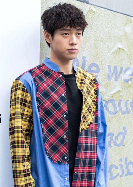 31岁魏大勋风格独特 衬衫打"补丁"演绎混搭风 妥妥的"小鲜肉"_西装