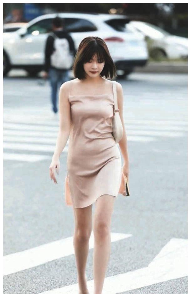 美女穿着丝绸吊带开叉式的裙装,这样的衣服很容易突出身材_姐姐_时尚