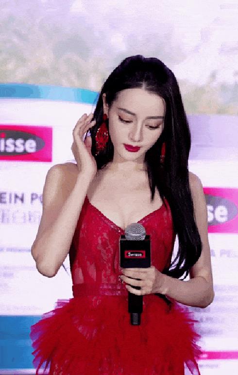 又是被迪丽热巴美到的一天,参加活动气场十足,秀腿围让人羡慕_网友