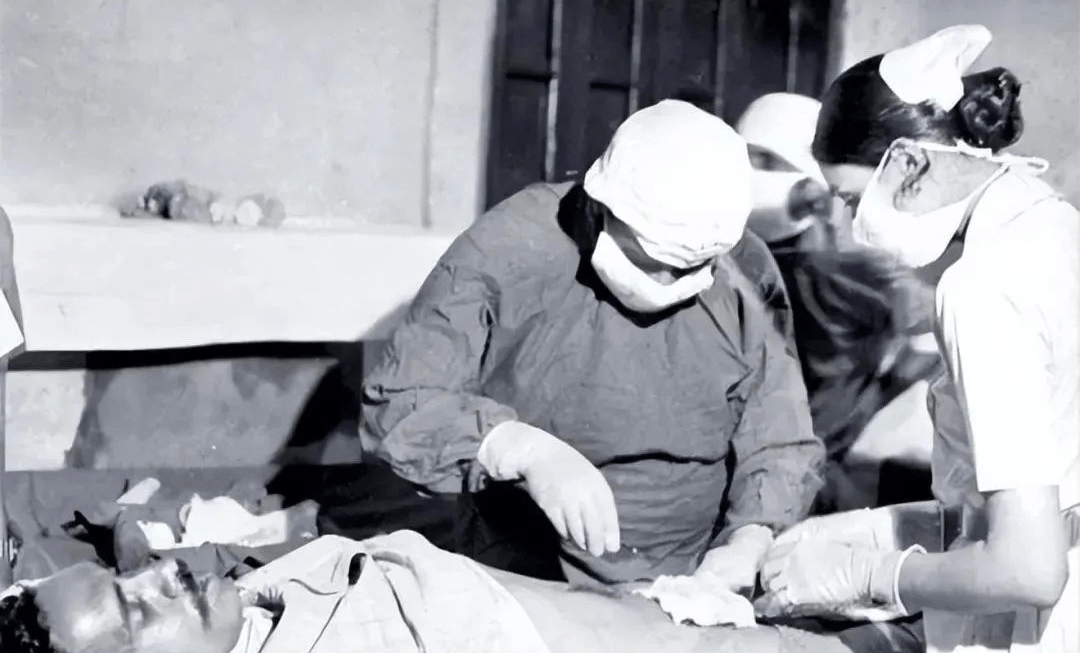 (图片说明:印度男人在简陋的手术台上接受输精管结扎手术)1976年,在