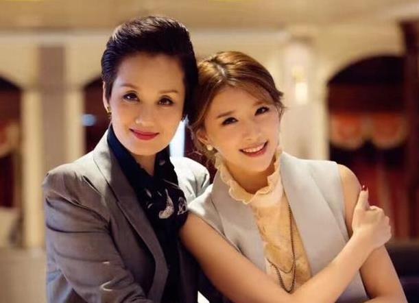 "儿子"是当红明星,女儿是奥运冠军,54岁她才是真正人生赢家_李颖_孩子