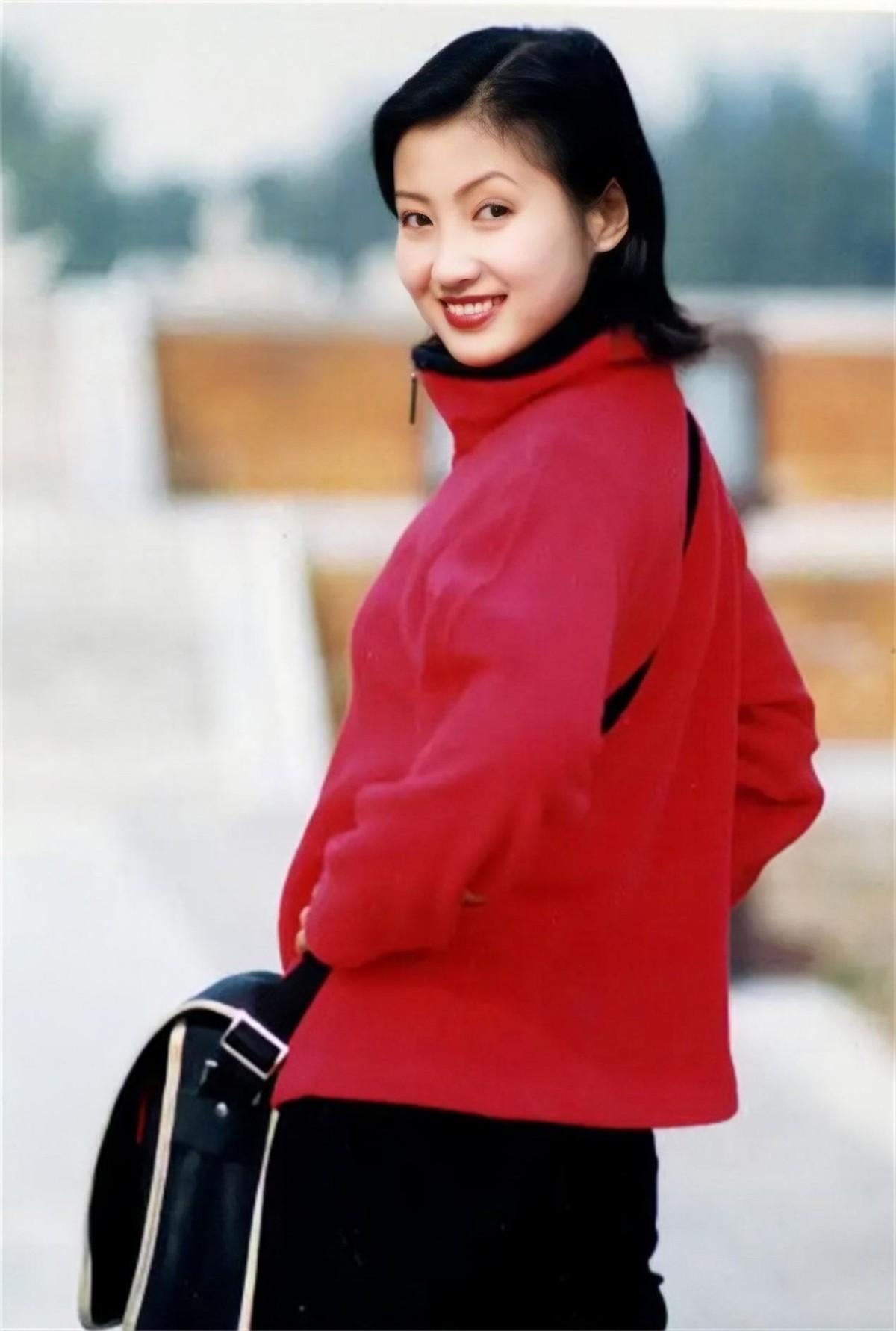 主持人春妮:坚持丁克17年,二婚嫁给刚强,如今一家三口幸福甜蜜_蒋虎