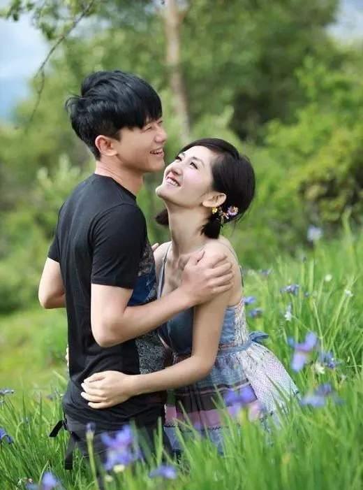双胞胎女儿过生日,张杰谢娜给女儿过生日,满满的爱意!