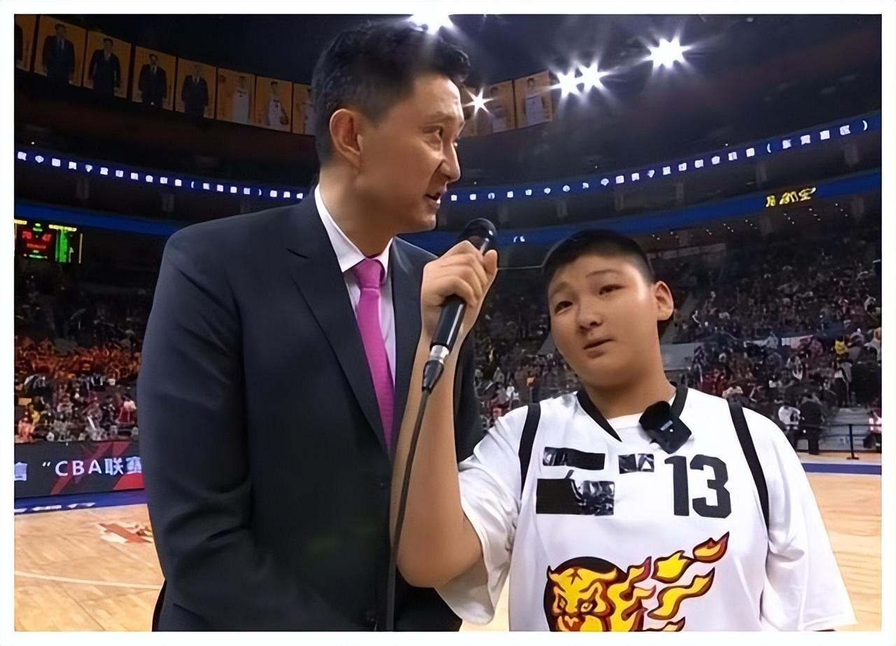 身高接近2米,潜力不输哥哥,范子铭弟弟颜值惊人,朱芳雨捡到宝_范子宏