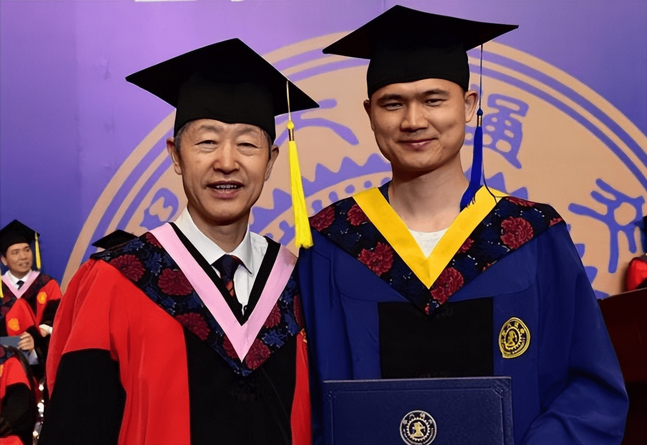 本科阶段,有的同学中途退学,但是学习满一年,学校可以发给肄业证书