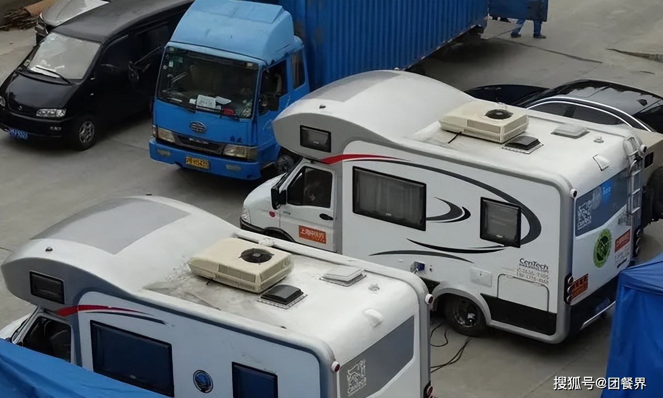 如章子怡,杨颖,关晓彤,潘粤明等曾自曝或被拍到在拍戏时,有房车跟随