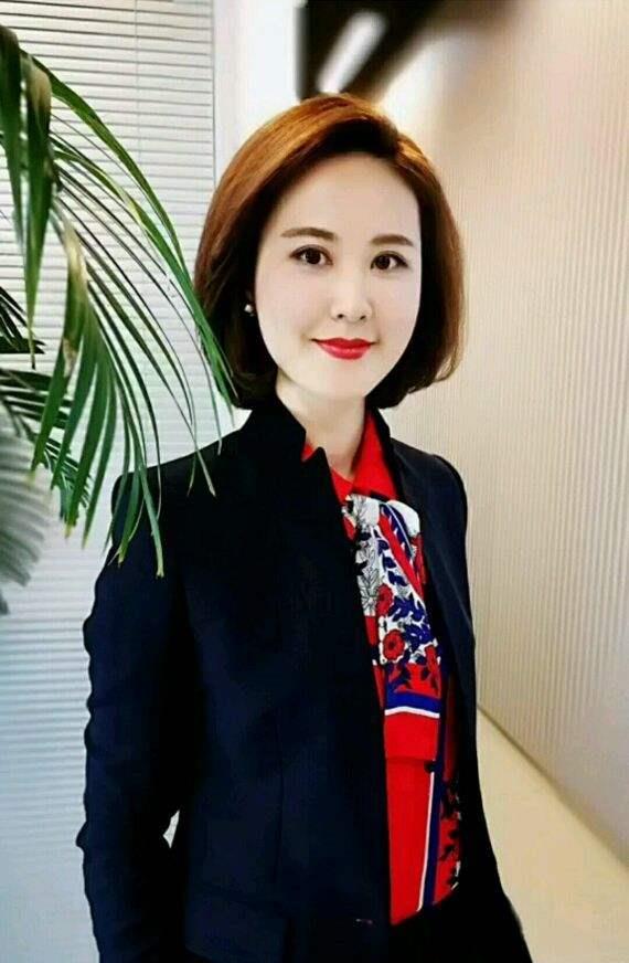 40岁的电视美女秦方气质如兰,虽然还未成婚,却活出了最好的自己_重庆