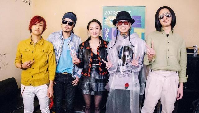 早在多年前周迅参加《乐队的夏天》时,就认识了卓越,两人的关系越来越