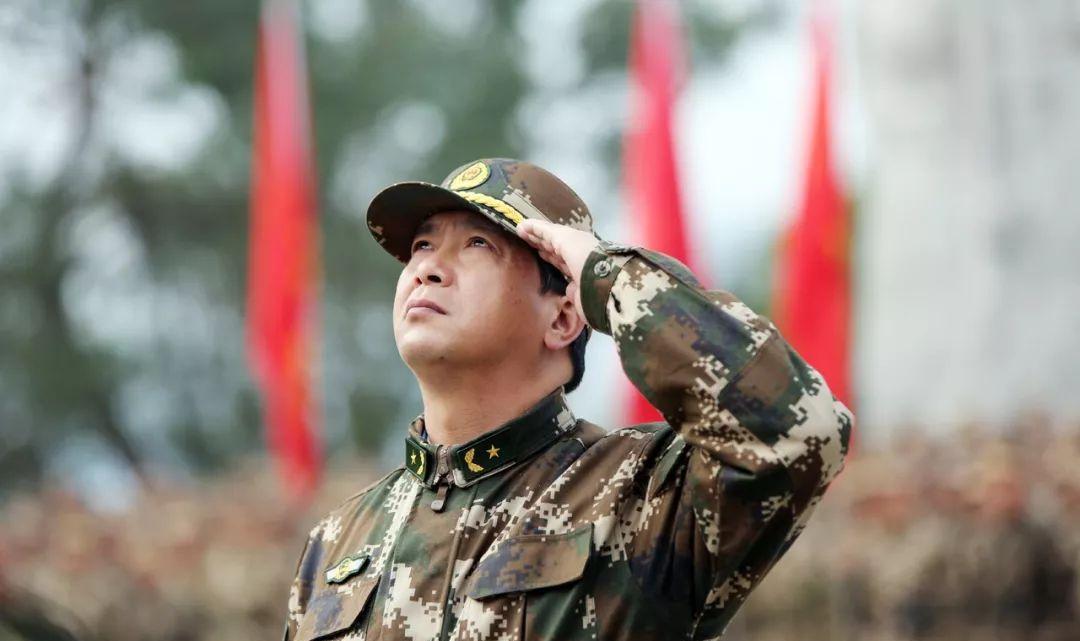 "独臂英雄"丁晓兵:身残志不残,一条臂膀,也能撑起血染的军旗