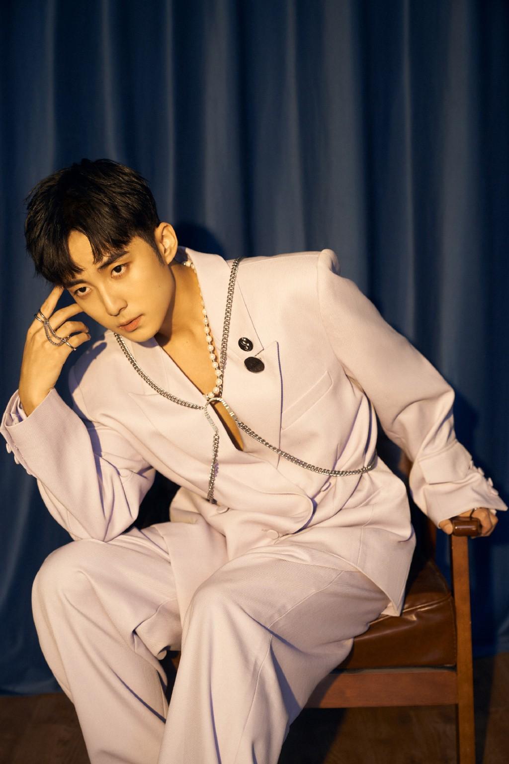 与神秘女子同居举止亲密,当街怒砸手机素质堪忧_郭子凡_女生_网友