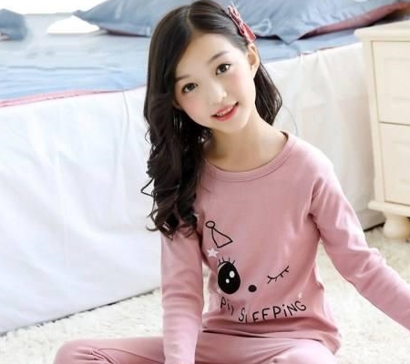 六岁女娃学妈妈做了这件事,爸爸尴尬,奶奶生气,孩子早熟影响大_父母