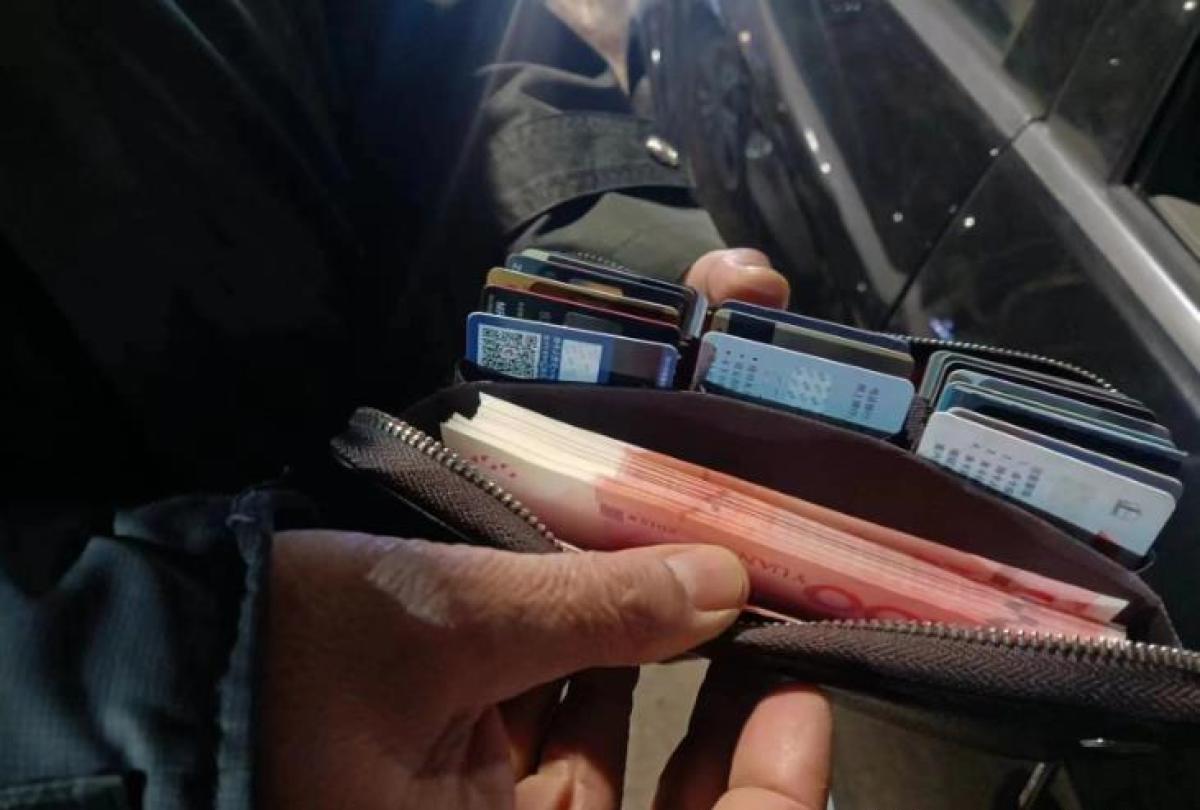 男子把装有万元现金的钱包放车上,还不关车窗……_王先生_车主_朋友