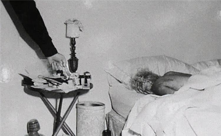 1962年梦露死亡现场照:睡姿古怪,时隔44年,警方才解读她的死因