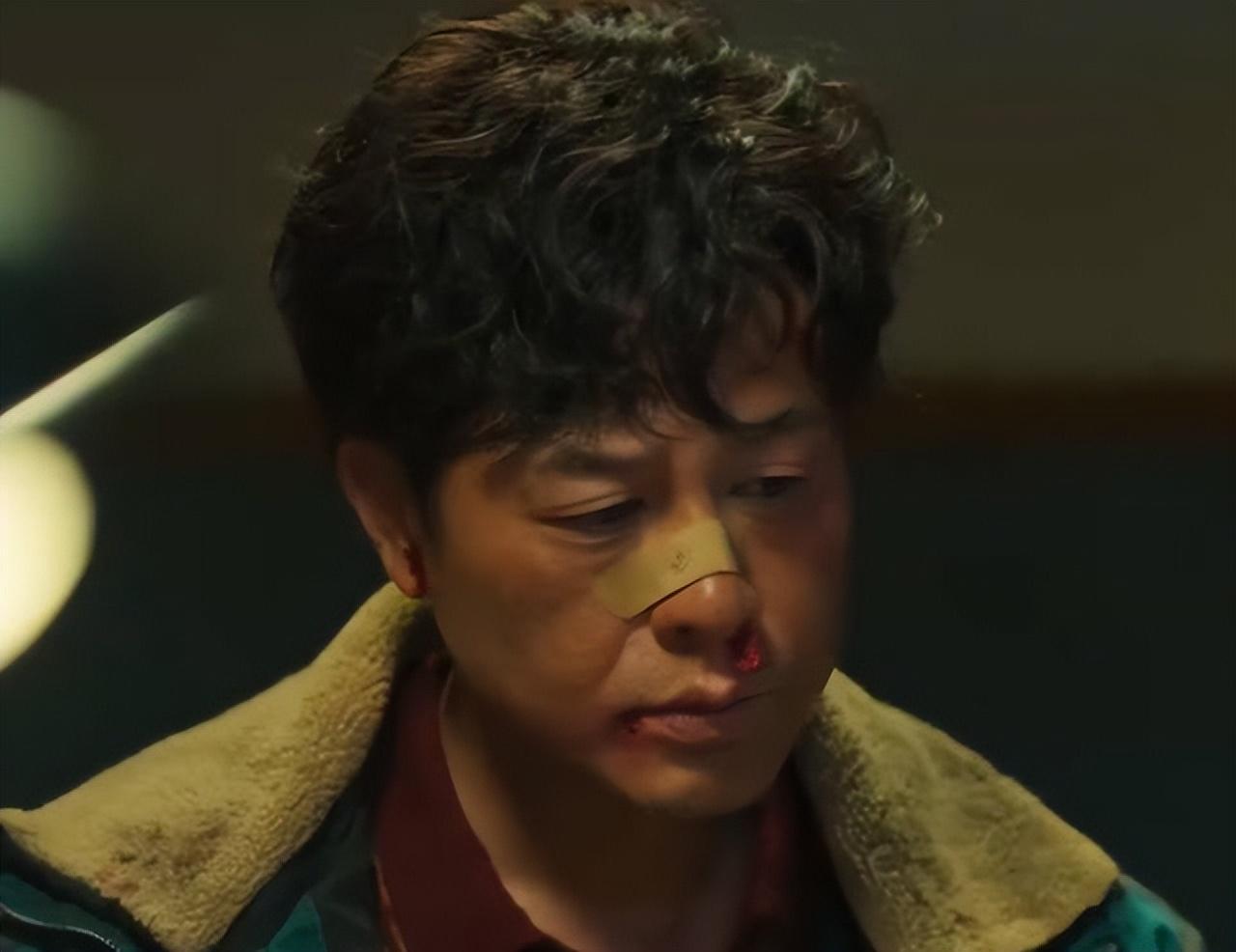 他忍气吞声扛着电视下楼,唐小虎推了他一把,电视摔了下去摔坏了,高启