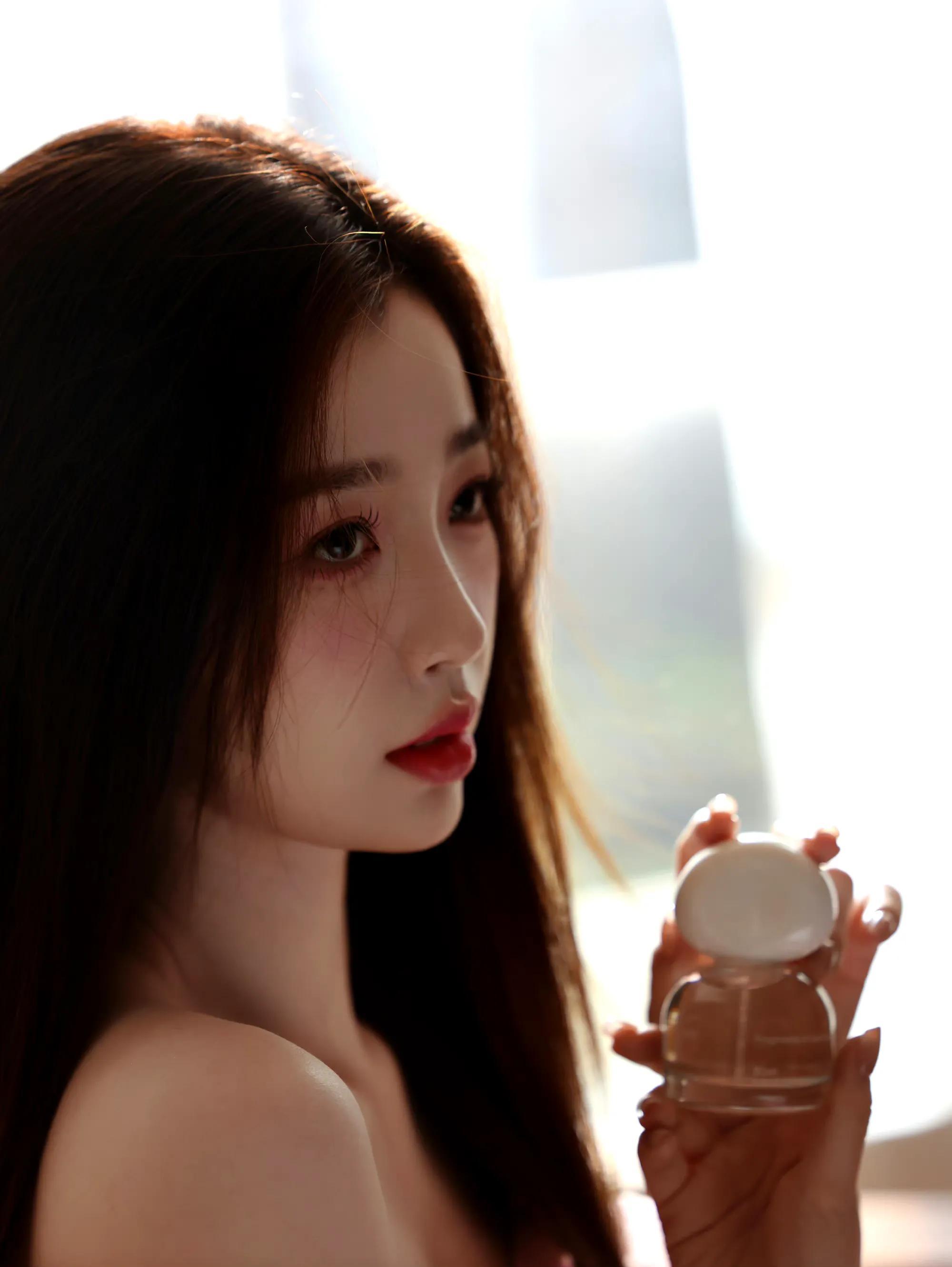 虞书欣粉色抹胸碎花裙造型来了,好美好温柔,甜欲氛围感满满_头发_爱慕