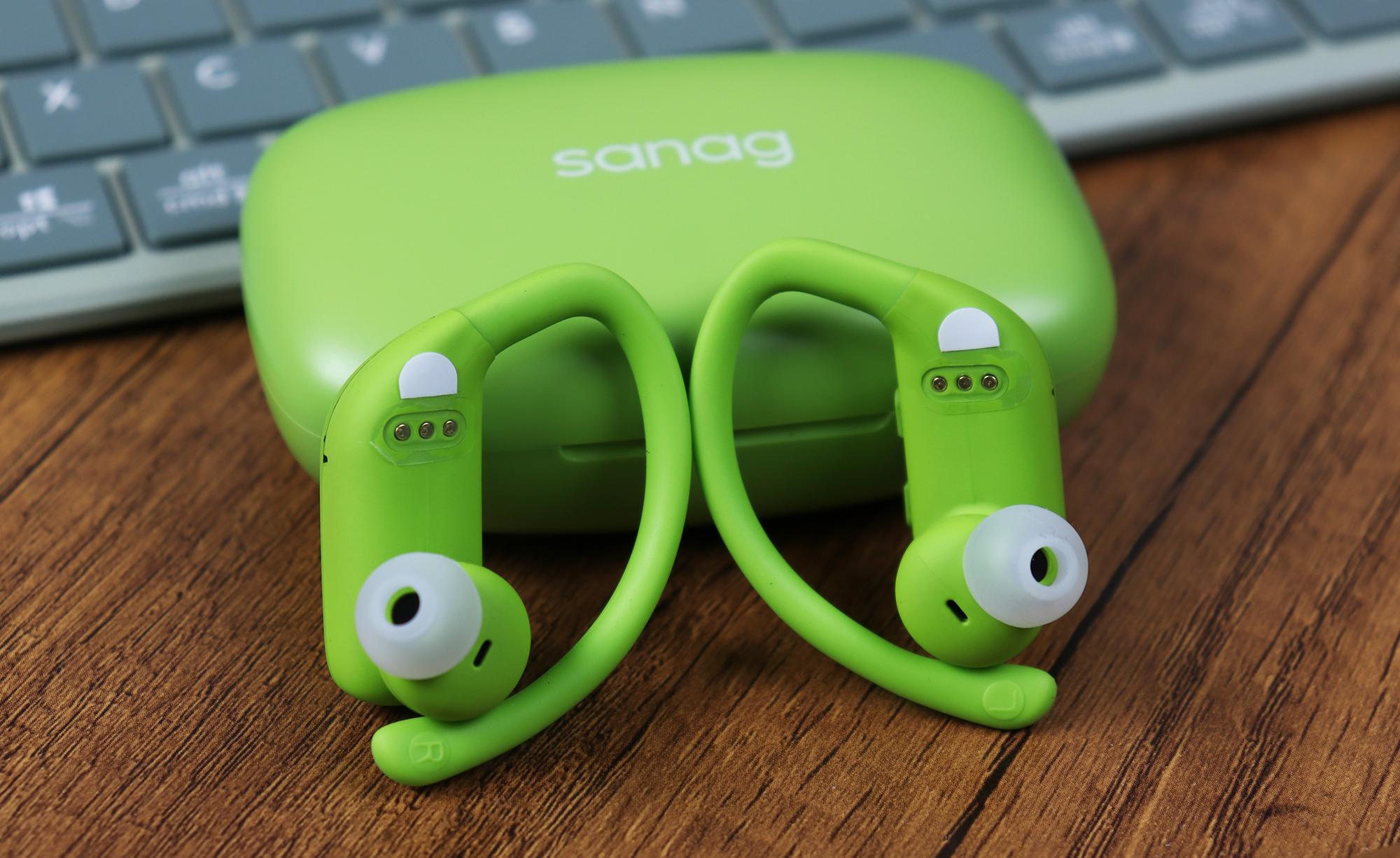 挂耳式蓝牙耳机测评,佩戴稳还带实时电量显示,跑步必备_充电_绿色