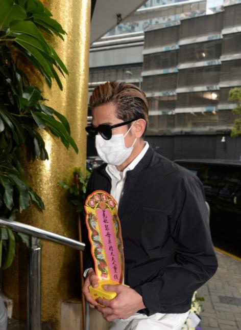 郭富城捧母亲牌位神情悲拗,方媛一身白衣带两女儿守灵_媒体_岳母