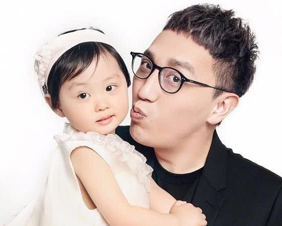 他的妻子秦利鸽是浙江卫视的编导,婚后经营家庭,专心做华少背后的女人