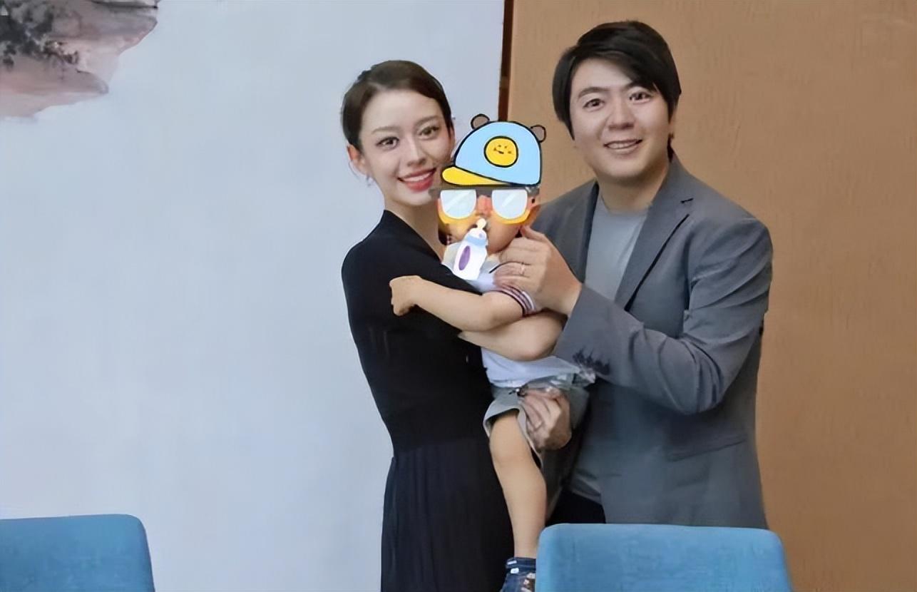 吉娜的父亲偶尔会从国外探