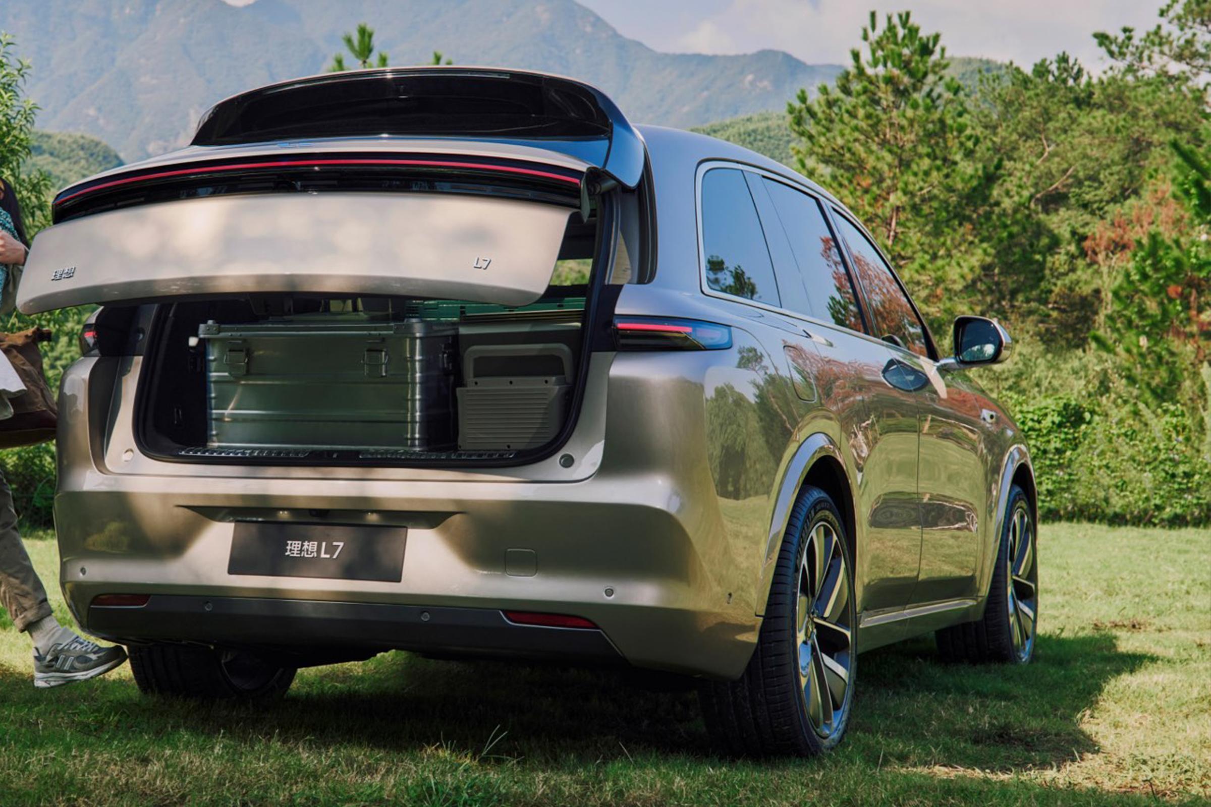 "电视/按摩椅/电吸门",可油可电,理想l7是大五座suv的标杆吗_搜狐汽车