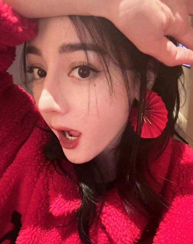 迪丽热巴元宵节晒美照,俏皮灵动甜如初恋,眼角泪痣超抢镜_大嘴巴_泪珠