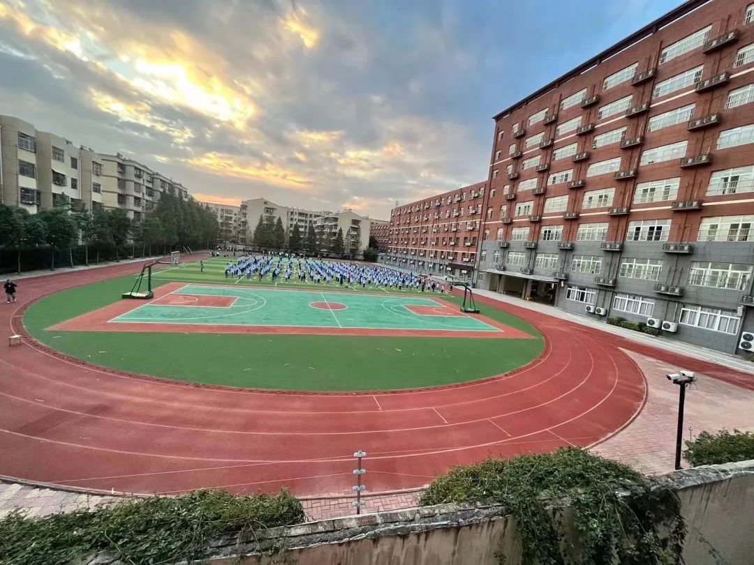 徐州启星学校是徐州市首批全日制民办学校,坐落在铜山新区中心位置,西