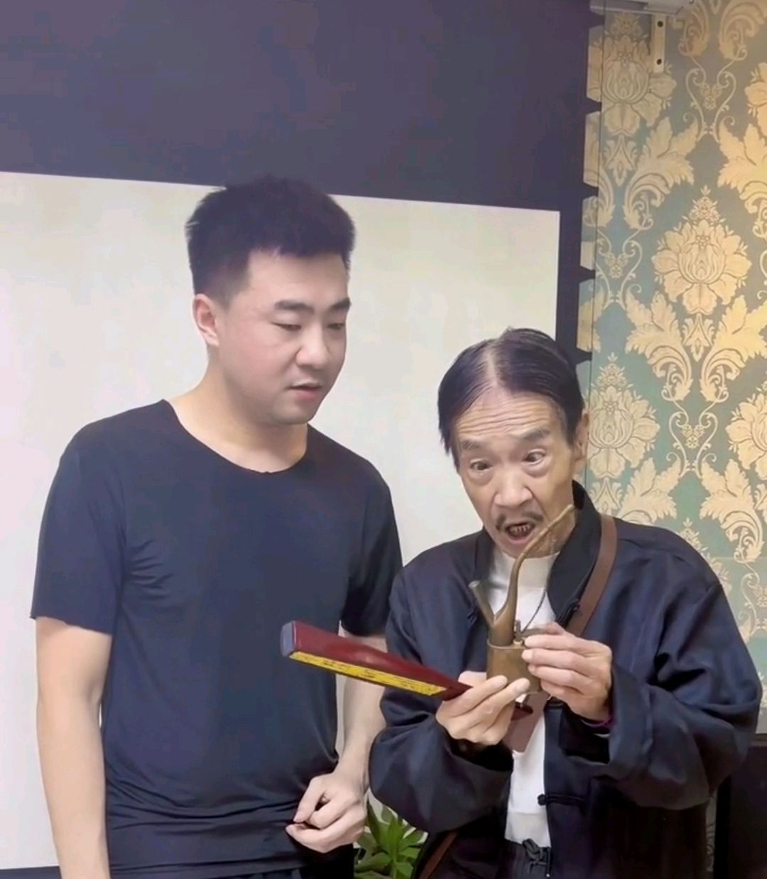 77岁颜冠英再扮"贾队长",与邻居演名场面,旧搭档熊伟不见踪影_视频