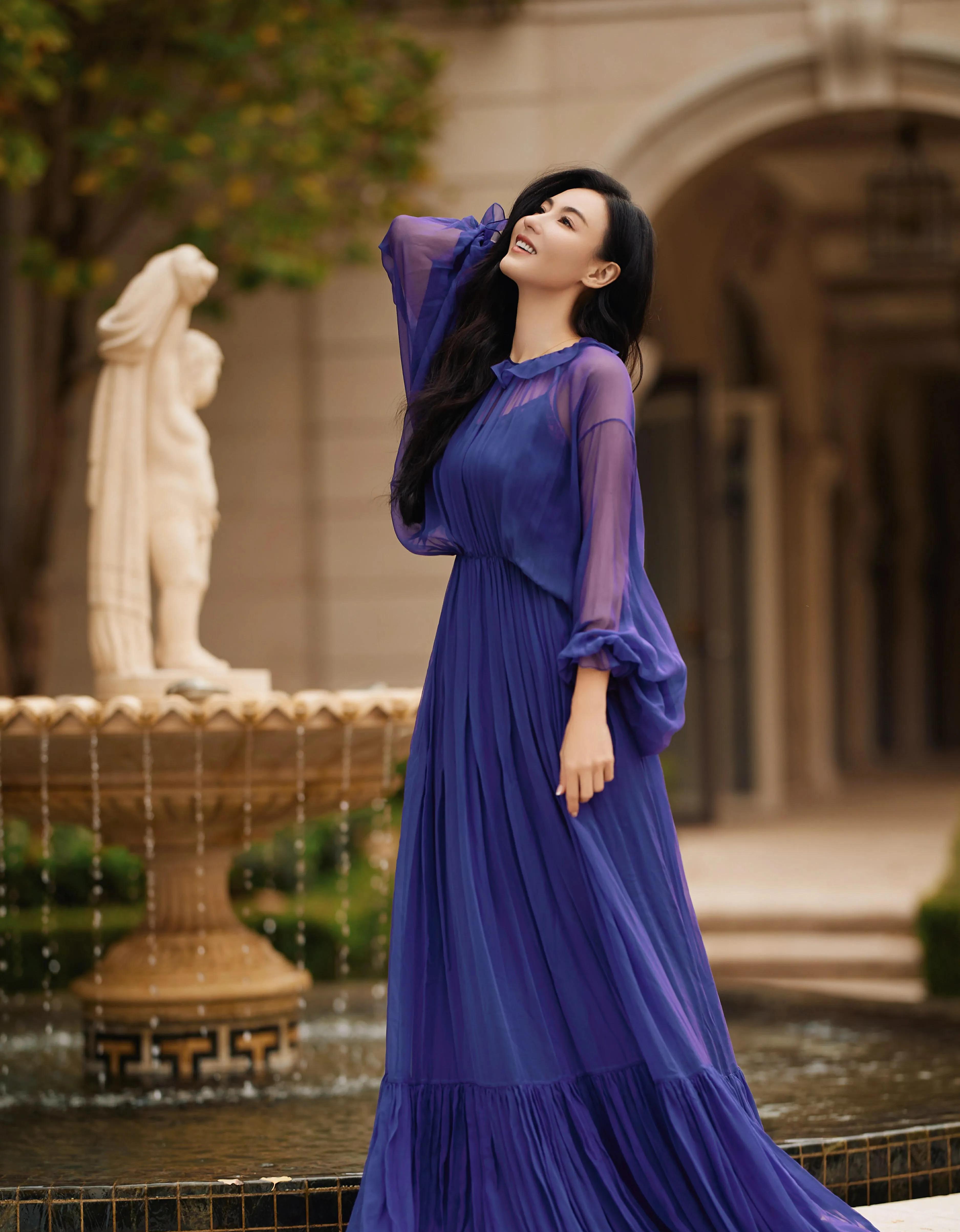 小林青霞晒最新随拍照 穿紫色长裙回眸一笑妩媚动人_卷发_波浪_花园