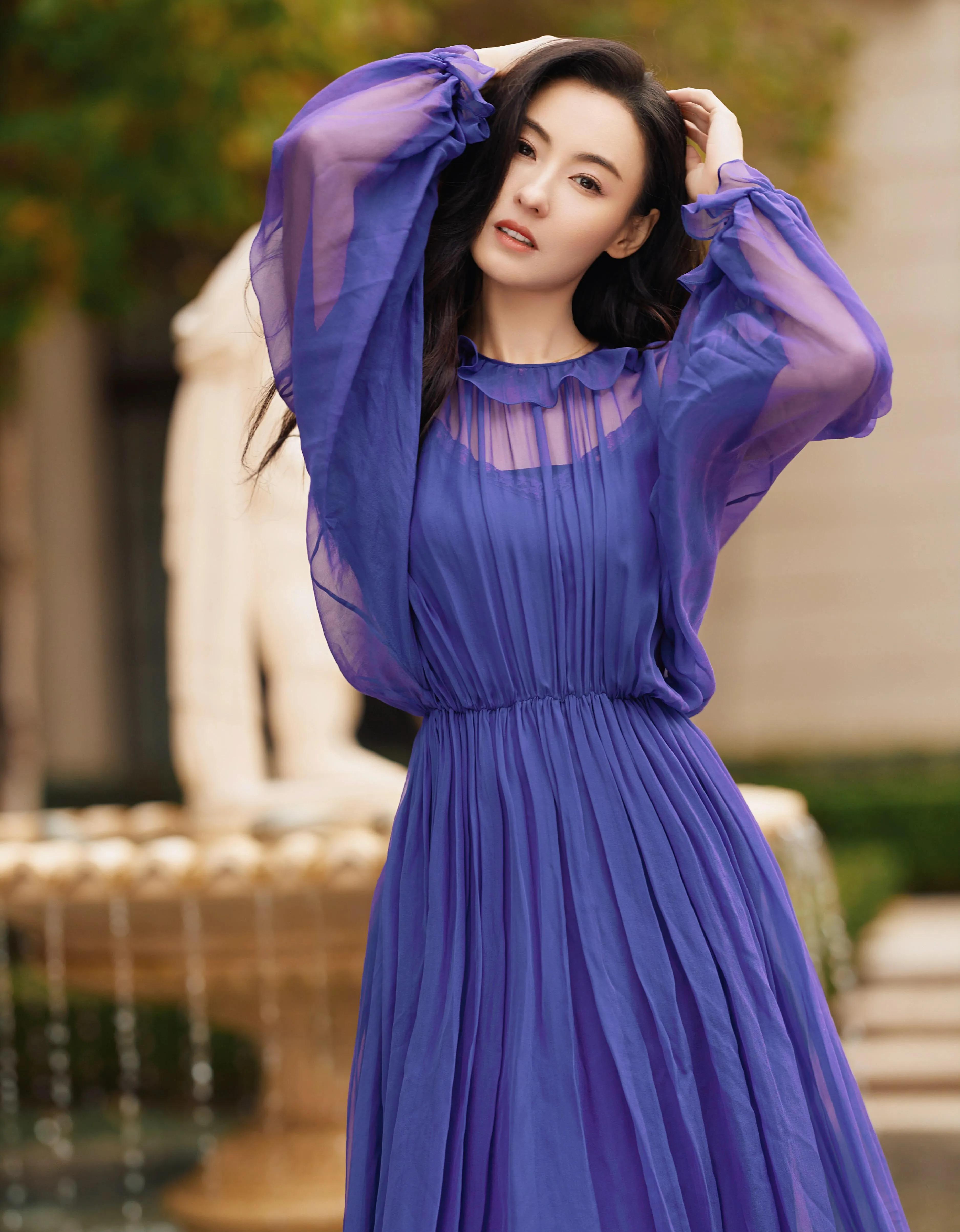 小林青霞晒最新随拍照 穿紫色长裙回眸一笑妩媚动人_卷发_波浪_花园