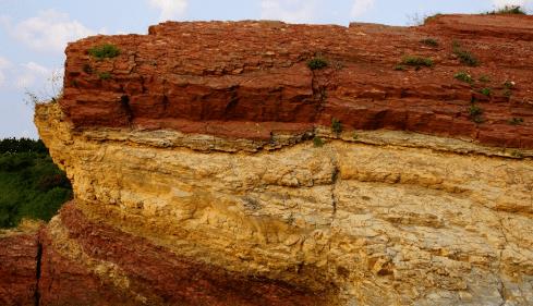 的,而在科学的探究当中,人们也是在三叠纪岩层之中发现了诸多的痕迹
