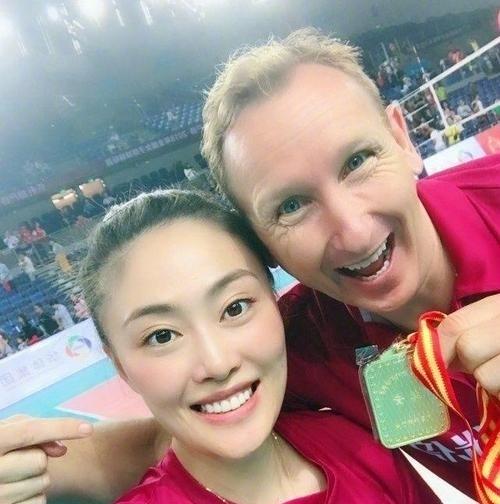 女排名将:嫁大15岁美国白人,女儿可爱,美国婆婆热情,生活幸福_马蕴雯