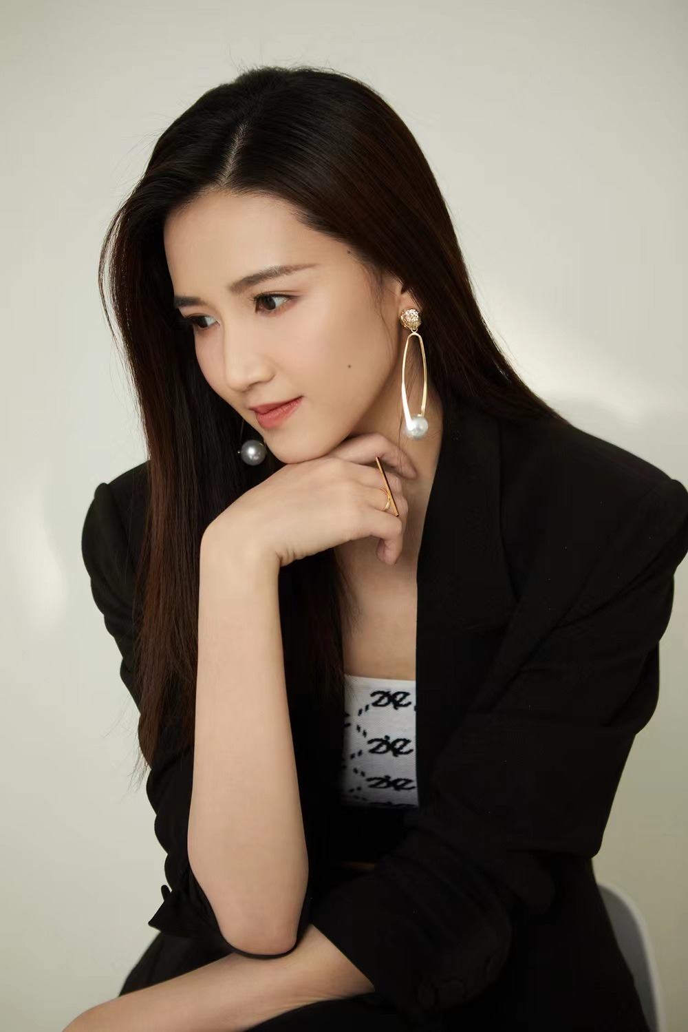 周开开公开黑色西装写真 简约利落魅力尽显_都会_方面_音乐