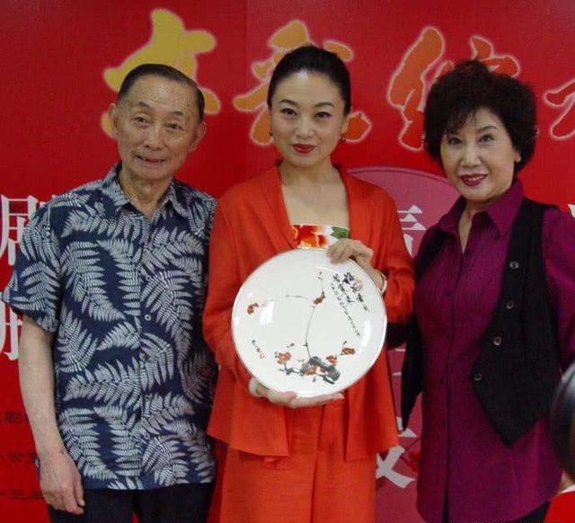 姜亦珊著名的京剧演员,工旦角,宗张,梅两派,其师承薛亚萍和梅葆玖两位