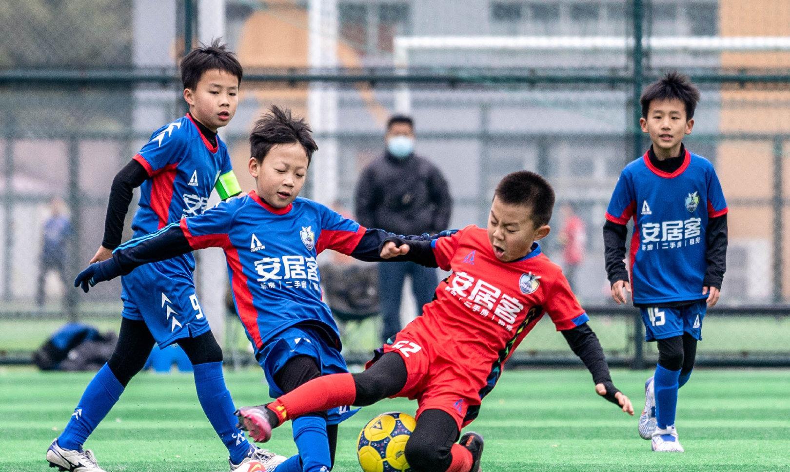 足球队2010级队员张林东向2014级梯队第一任队长杨云硕颁发了队长袖标