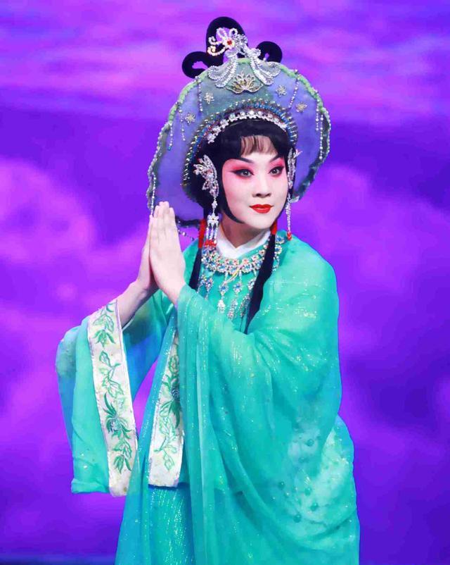 京剧名角王艳究竟是哪个派别的?实际就是杂而不精_尚派_名家_王派